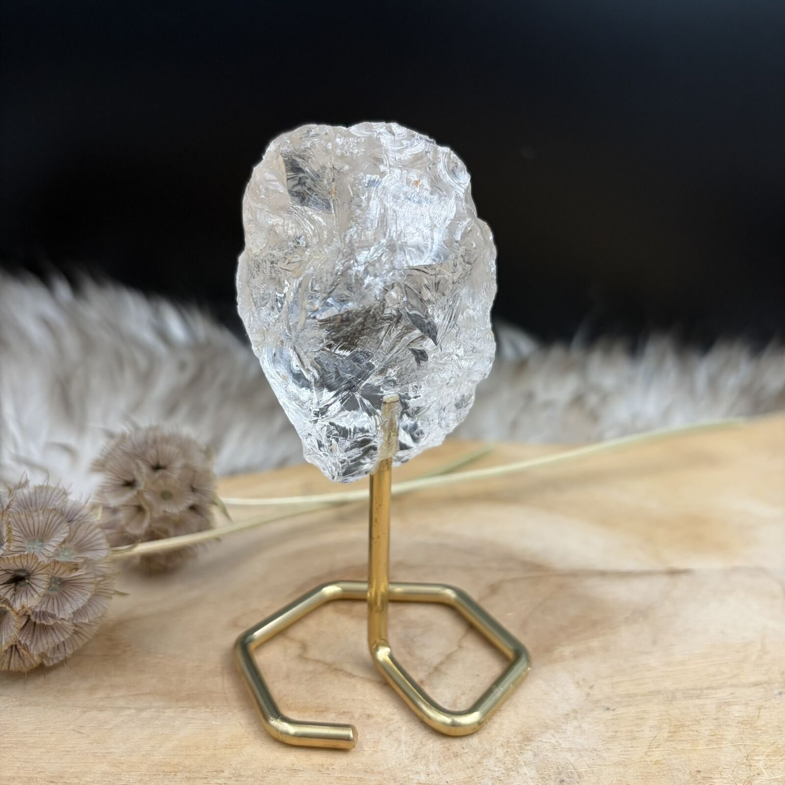 Gouden driehoek ruw op standaard, bergkristal ruw op standaard, bergkristal op standaard helder kristal, ruwe bergkristal op voet, bergkristal werking energie steen, bergkristal kristal op standaard, natuurlijke bergkristal steen, bergkristal op standaard woonkamer, transparant kristal op standaard