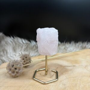 Gouden driehoek ruw op standaard, rozenkwarts ruw op standaard, rozenkwarts op standaard roze kristal, ruwe rozenkwarts op voet, rozenkwarts werking liefde steen, rozenkwarts kristal op standaard, natuurlijke rozenkwarts steen, rozenkwarts op standaard slaapkamer, roze edelsteen op standaard