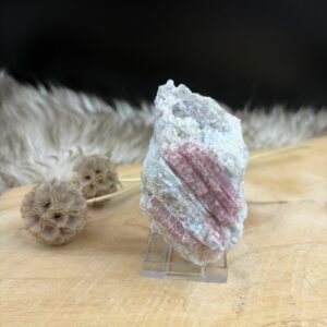 roze toermalijn in kwarts en albiet ruw, rubelliet in kwarts Brazilië, roze toermalijn steen ruw, rubelliet kristal met albiet, roze toermalijn werking steen, natuurlijke rubelliet in kwarts, roze toermalijn met witte albiet, ruwe roze toermalijn 180 gram