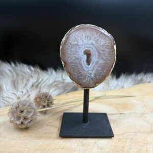 Agaat op Standaard No.4 met natuurlijke gelaagdheid en druzy kristallen, edelsteen agaat op zwarte metalen voet 330 gram, gelaagde agaat steen 12 cm hoog voor interieur balans, detailfoto van prachtige druzy kristallen in Agaat No.4, aardende agaat edelsteen op standaard uit Brazilië, decoratief agaat kristal op voet voor rust en stabiliteit, handgekozen Agaat op Standaard No.4 van Natuursteentje.