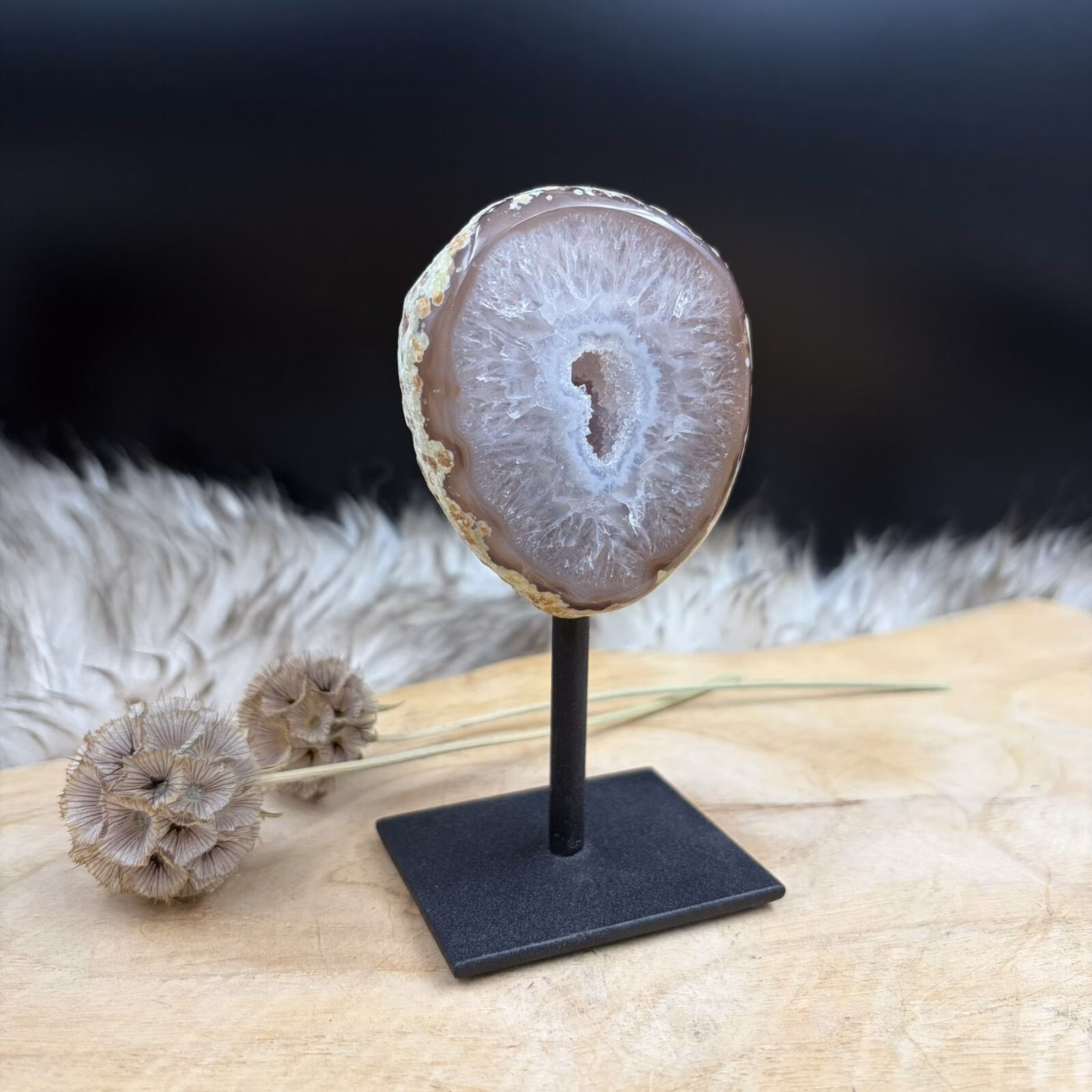 Agaat op Standaard No.4 met natuurlijke gelaagdheid en druzy kristallen, edelsteen agaat op zwarte metalen voet 330 gram, gelaagde agaat steen 12 cm hoog voor interieur balans, detailfoto van prachtige druzy kristallen in Agaat No.4, aardende agaat edelsteen op standaard uit Brazilië, decoratief agaat kristal op voet voor rust en stabiliteit, handgekozen Agaat op Standaard No.4 van Natuursteentje.