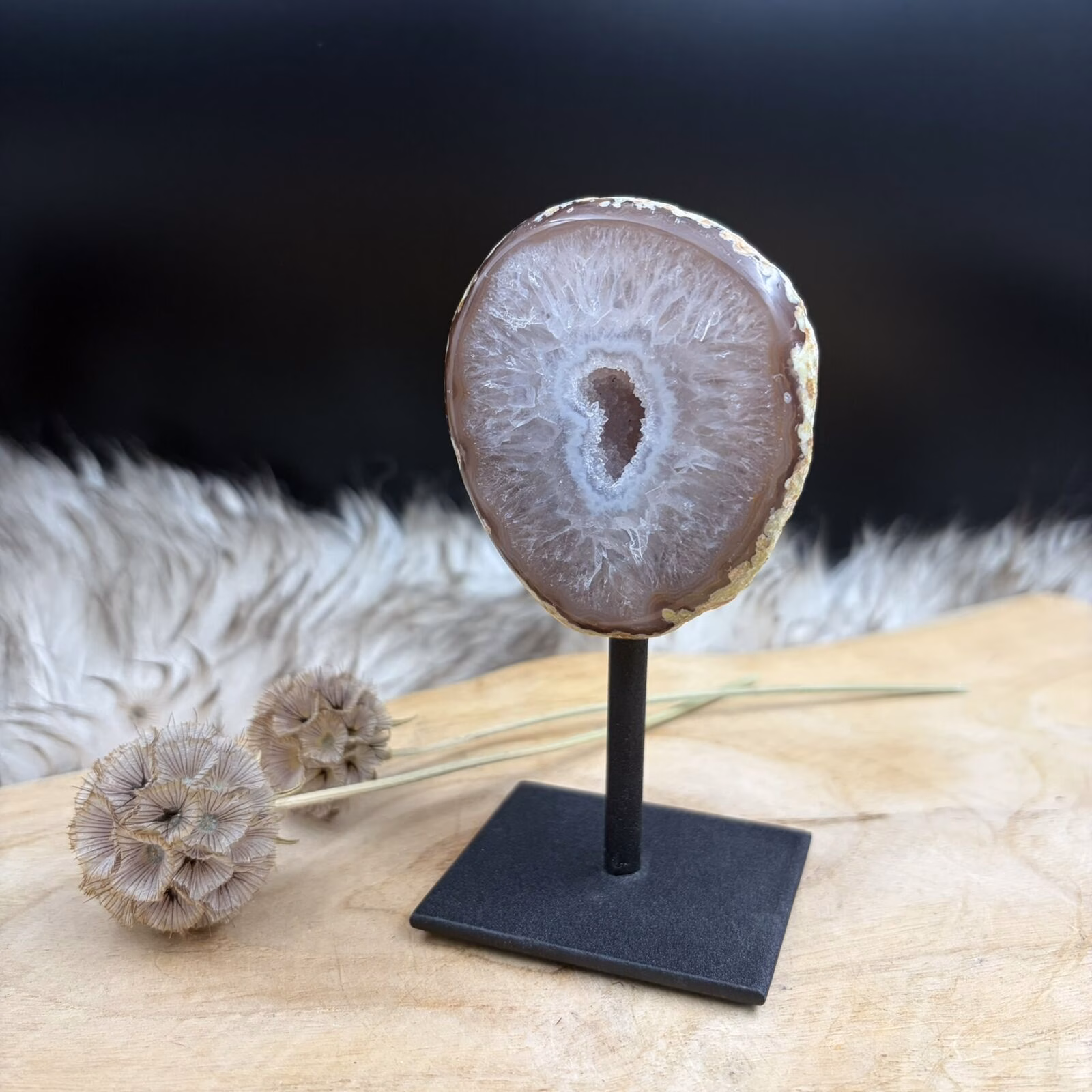 Agaat op Standaard No.4 met natuurlijke gelaagdheid en druzy kristallen, edelsteen agaat op zwarte metalen voet 330 gram, gelaagde agaat steen 12 cm hoog voor interieur balans, detailfoto van prachtige druzy kristallen in Agaat No.4, aardende agaat edelsteen op standaard uit Brazilië, decoratief agaat kristal op voet voor rust en stabiliteit, handgekozen Agaat op Standaard No.4 van Natuursteentje.