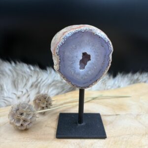 Agaat op Standaard No.3 met natuurlijke gelaagdheid en druzy kristallen, edelsteen agaat op zwarte metalen voet 332 gram, gelaagde agaat steen 12 cm hoog voor interieur balans, detailfoto van prachtige druzy kristallen in Agaat No.3, aardende agaat edelsteen op standaard uit Brazilie, decoratief agaat kristal op voet voor rust en stabiliteit, handgekozen Agaat op Standaard No.3 van Natuursteentje.