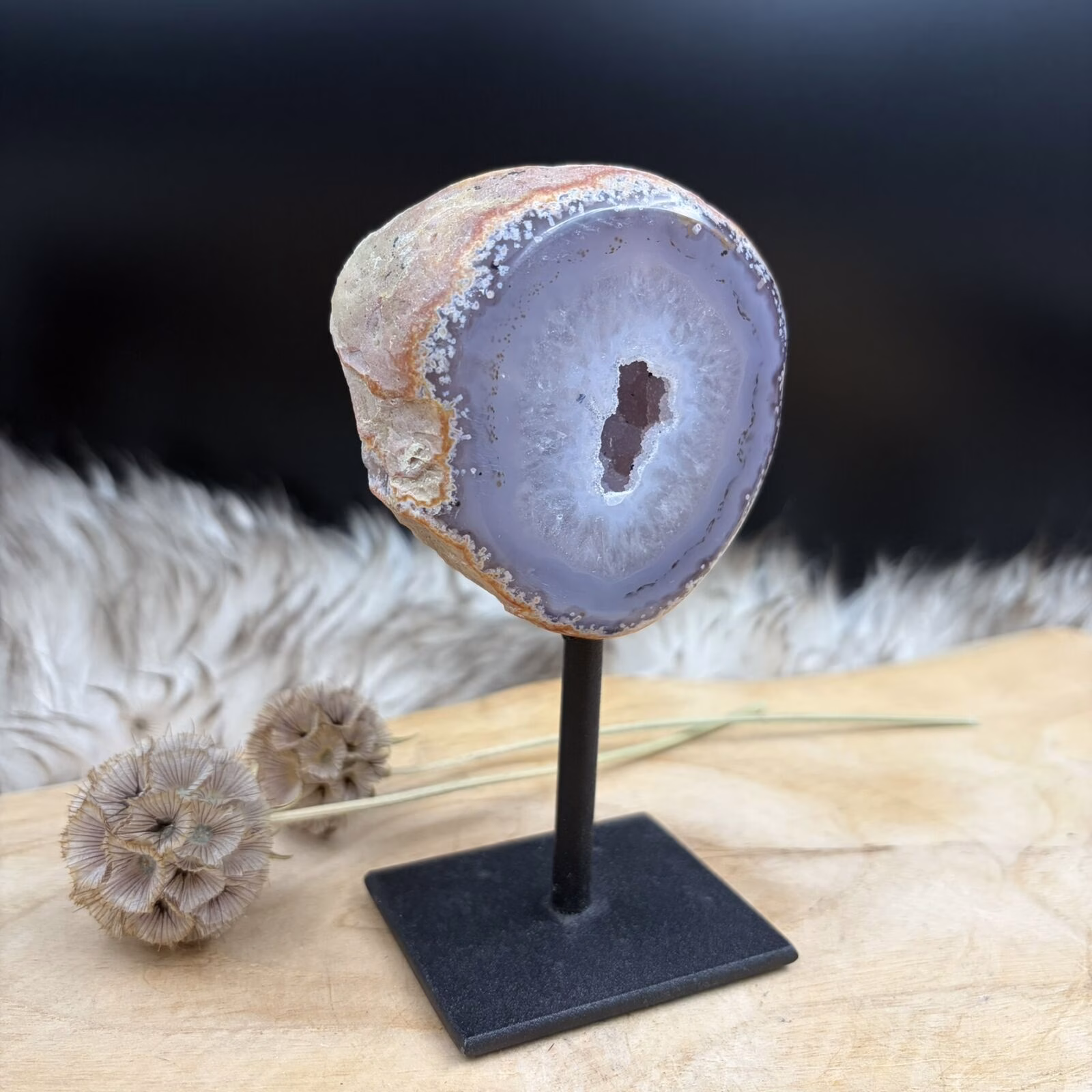 Agaat op Standaard No.3 met natuurlijke gelaagdheid en druzy kristallen, edelsteen agaat op zwarte metalen voet 332 gram, gelaagde agaat steen 12 cm hoog voor interieur balans, detailfoto van prachtige druzy kristallen in Agaat No.3, aardende agaat edelsteen op standaard uit Brazilie, decoratief agaat kristal op voet voor rust en stabiliteit, handgekozen Agaat op Standaard No.3 van Natuursteentje.