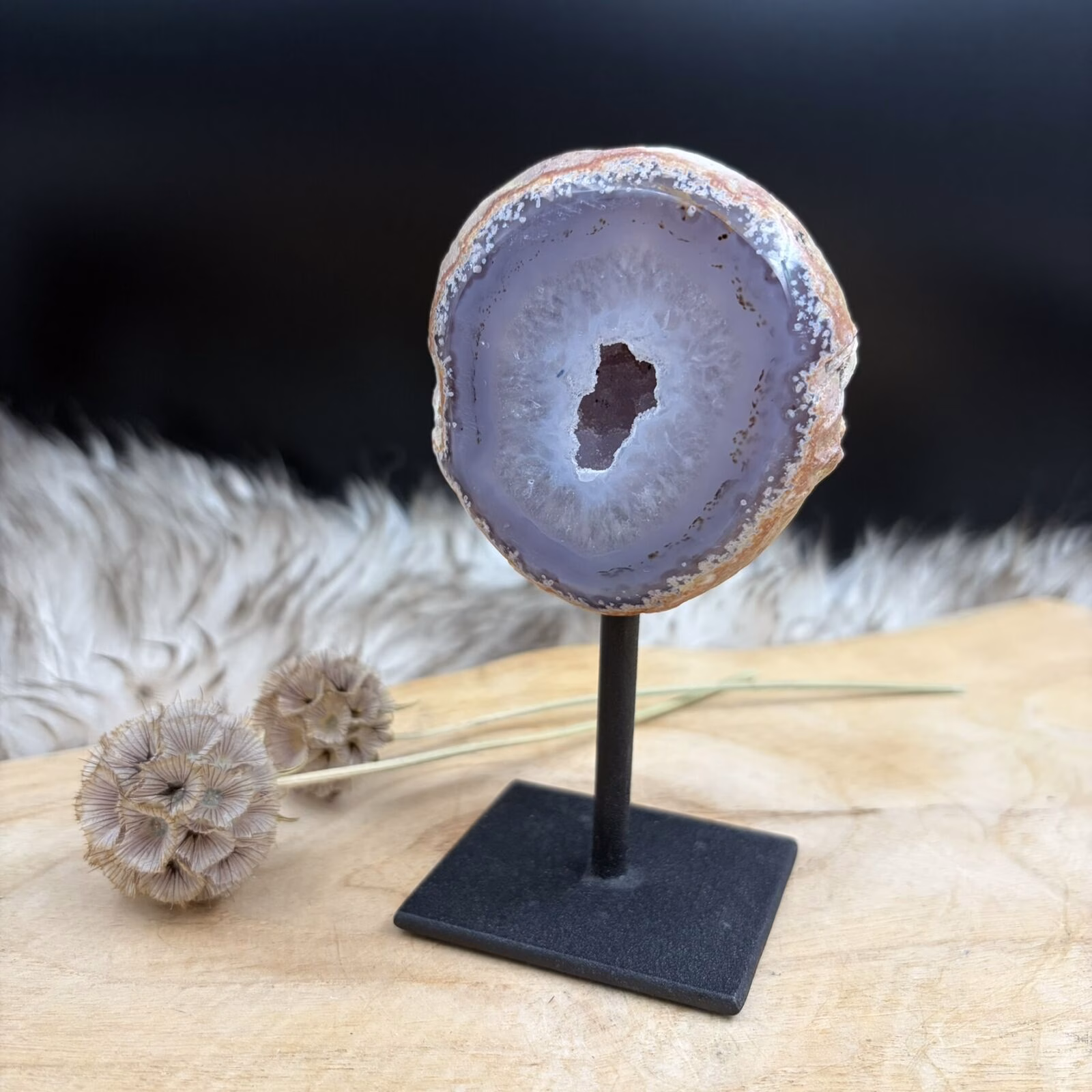 Agaat op Standaard No.3 met natuurlijke gelaagdheid en druzy kristallen, edelsteen agaat op zwarte metalen voet 332 gram, gelaagde agaat steen 12 cm hoog voor interieur balans, detailfoto van prachtige druzy kristallen in Agaat No.3, aardende agaat edelsteen op standaard uit Brazilie, decoratief agaat kristal op voet voor rust en stabiliteit, handgekozen Agaat op Standaard No.3 van Natuursteentje.