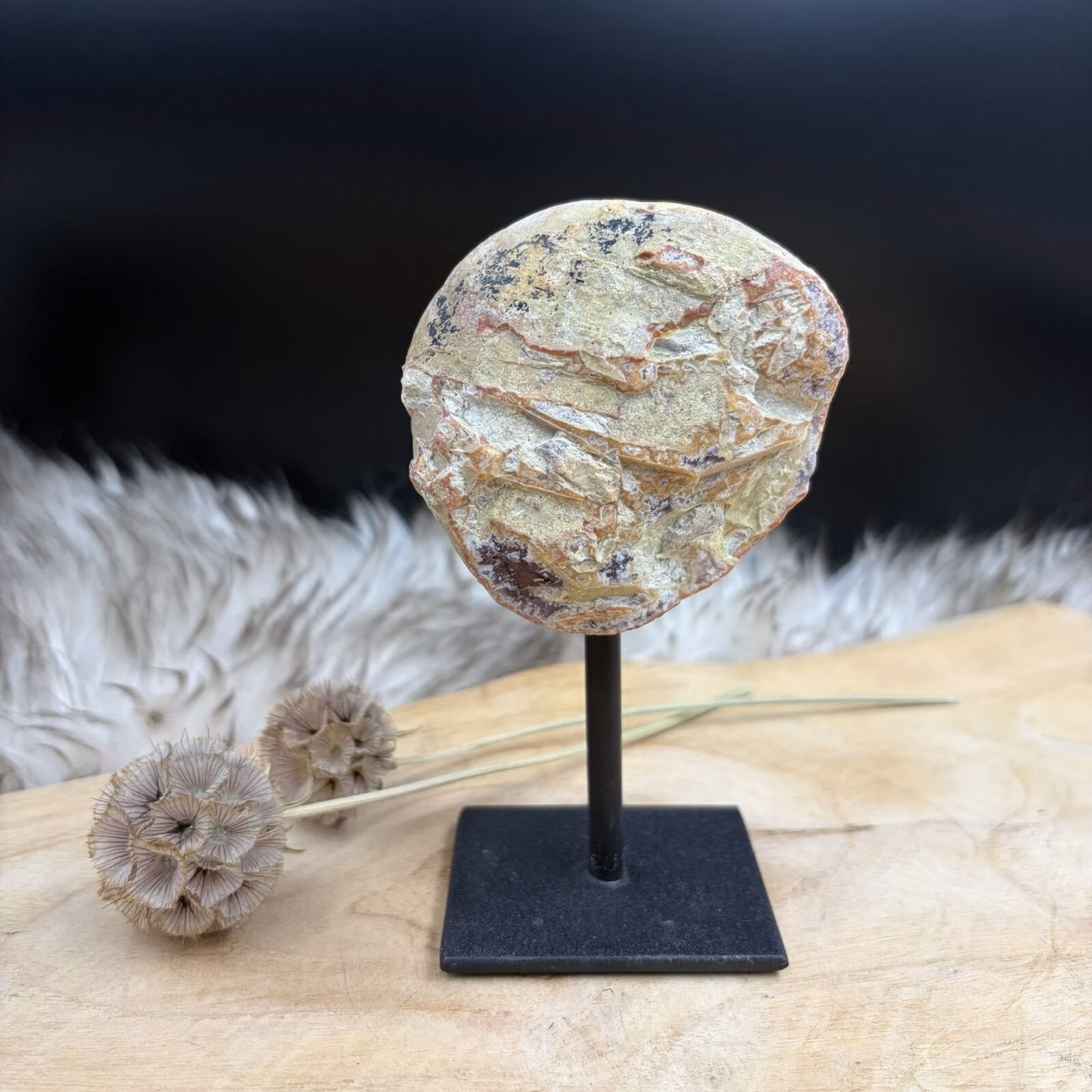 Agaat op Standaard No.3 met natuurlijke gelaagdheid en druzy kristallen, edelsteen agaat op zwarte metalen voet 332 gram, gelaagde agaat steen 12 cm hoog voor interieur balans, detailfoto van prachtige druzy kristallen in Agaat No.3, aardende agaat edelsteen op standaard uit Brazilie, decoratief agaat kristal op voet voor rust en stabiliteit, handgekozen Agaat op Standaard No.3 van Natuursteentje.