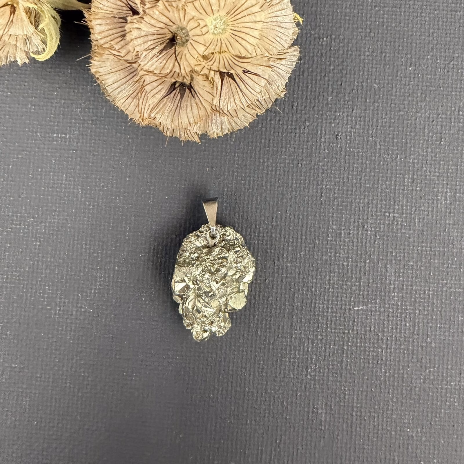 Close-up van de kubusachtige kristallen in een pyriet hanger van 8 gram.