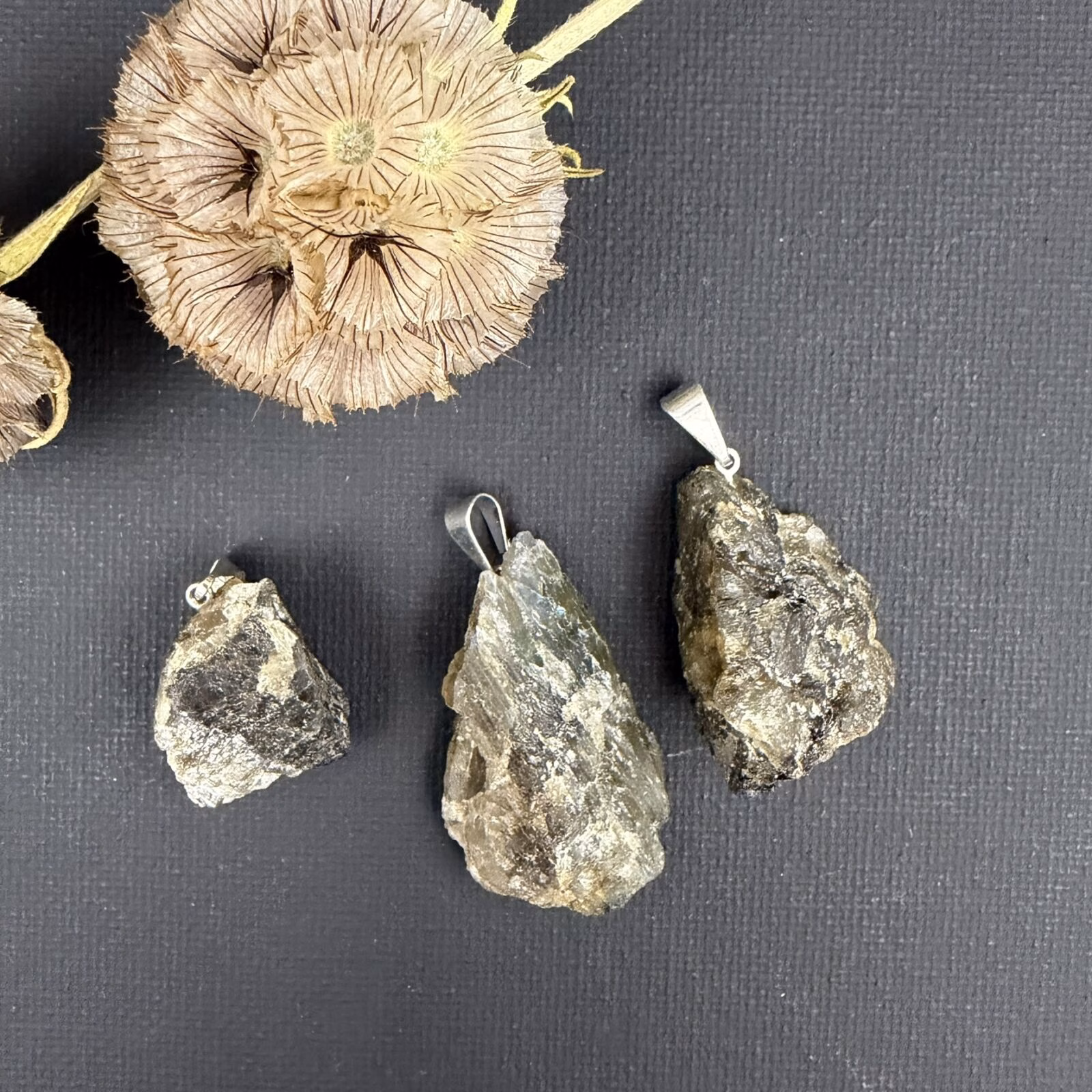 Close-up van de blauwe glans in een ruwe labradoriet hanger van 7 gram, Een met zorg uitgezochte edelsteen hanger