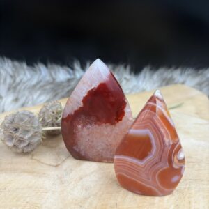 set carneool druppel gepolijst oranje edelsteen staand model