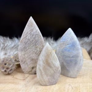 set maansteen druppel met blauwe flash uit Madagaskar