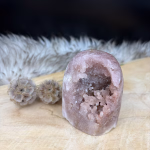 Natuurlijke roze amethist cut-base met fijne kristalpunten en structuur