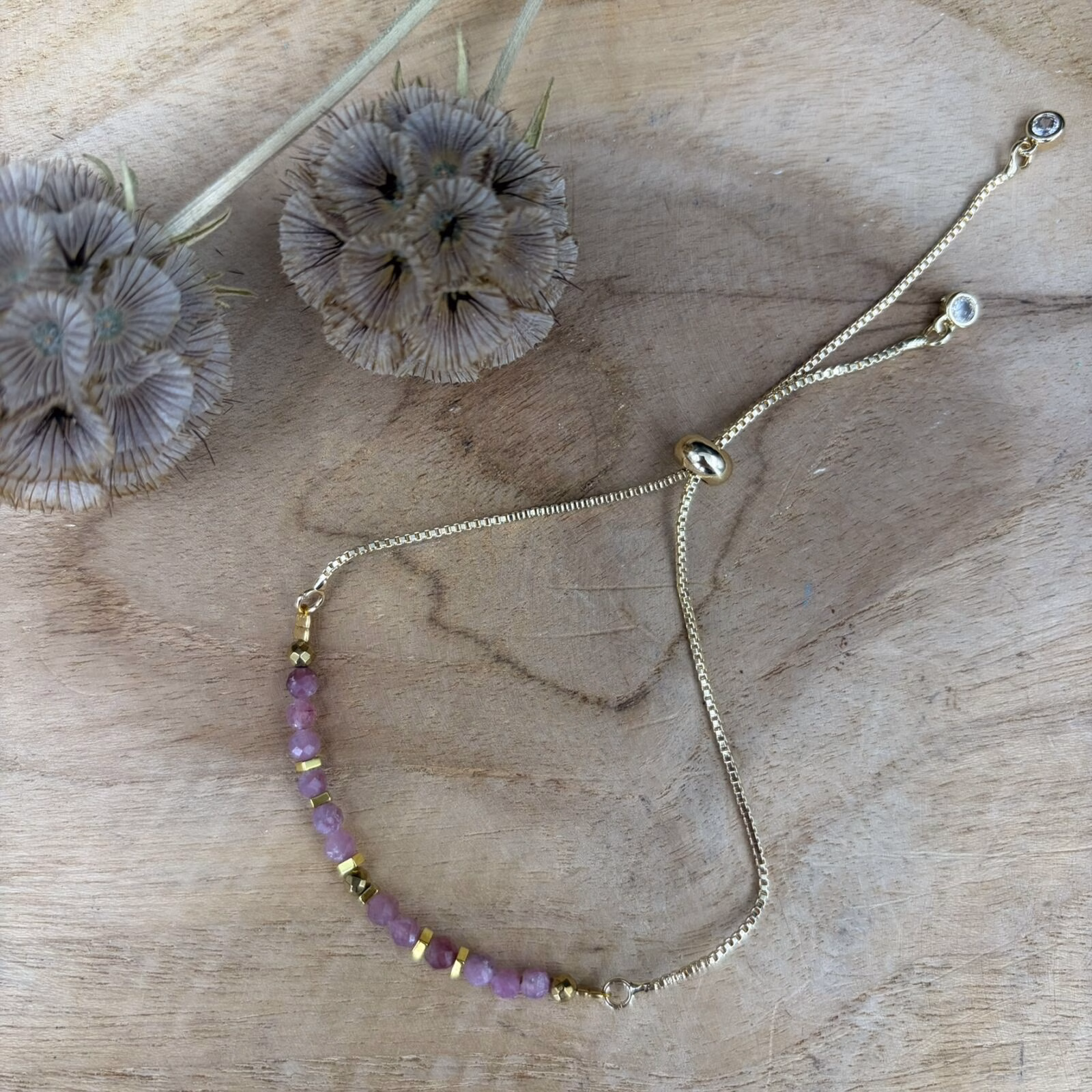 Goldplated armband met rubelliet stenen in roze en roodtinten