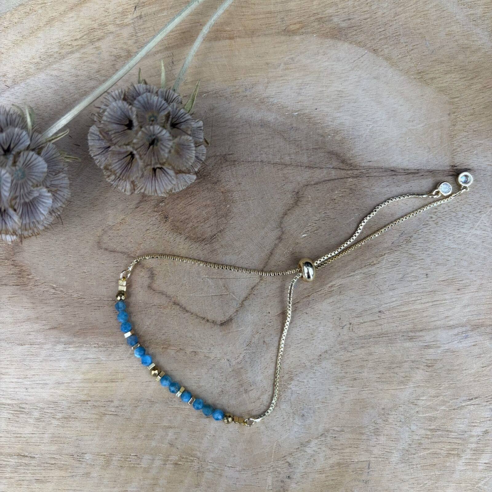 kralen Goldplated apatiet armband met heldere blauwgroene tinten