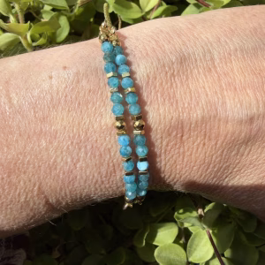 Apatiet armband goldplated met blauwe edelsteen kralen