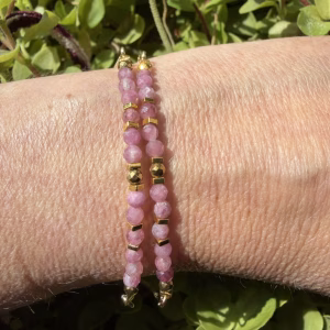 Rubelliet armband goldplated met fijne kralen en subtiele glans