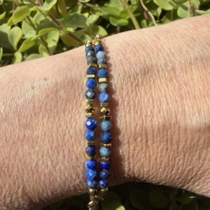 Lapis lazuli armband goldplated met diepblauwe kralen en gouden spikkels