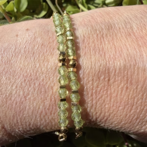 Peridoot armband goldplated met groene edelsteen kralen