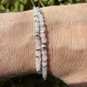 Rozenkwarts armband palladium met zachte roze kralen