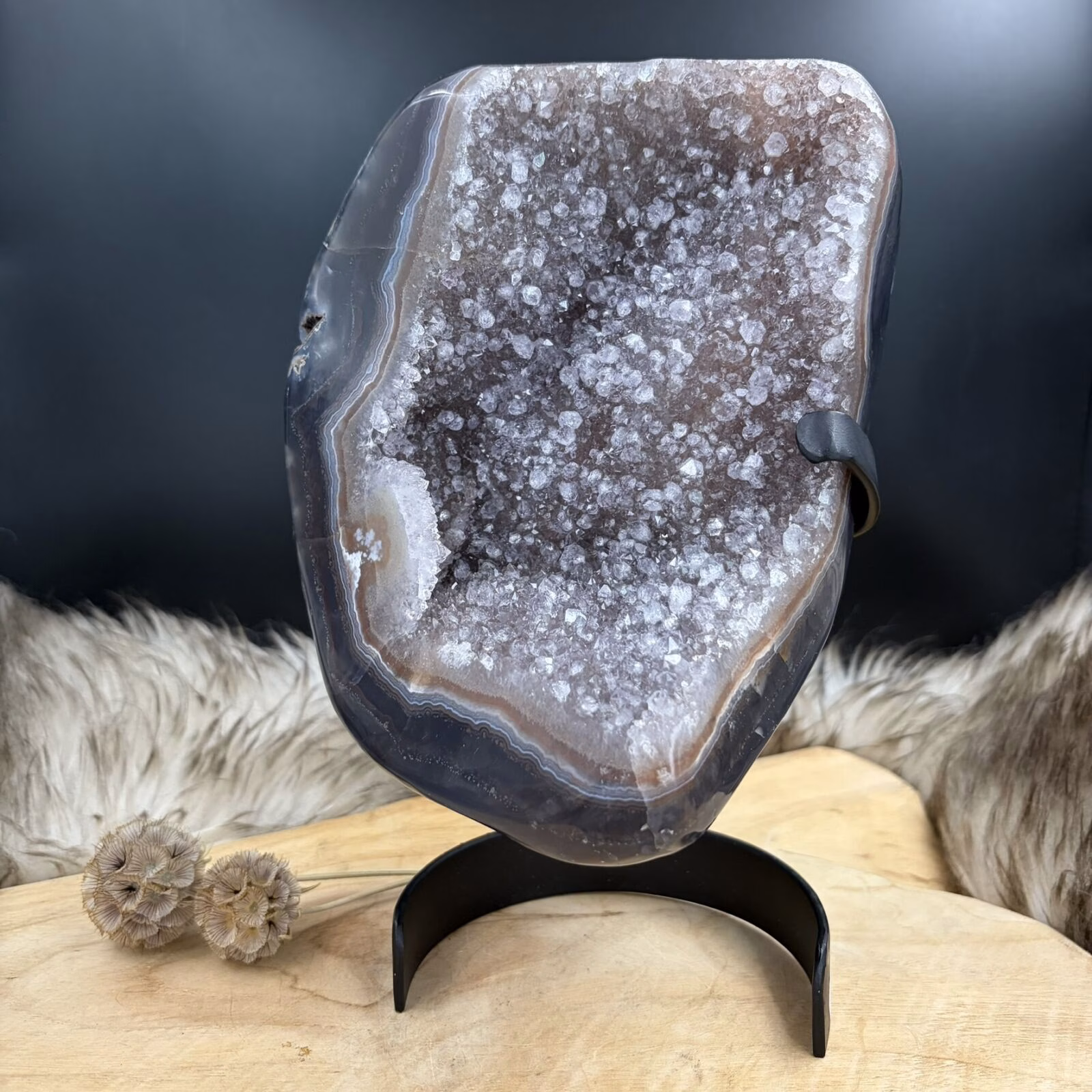 amethist geode met agaatrand en zwarte voet