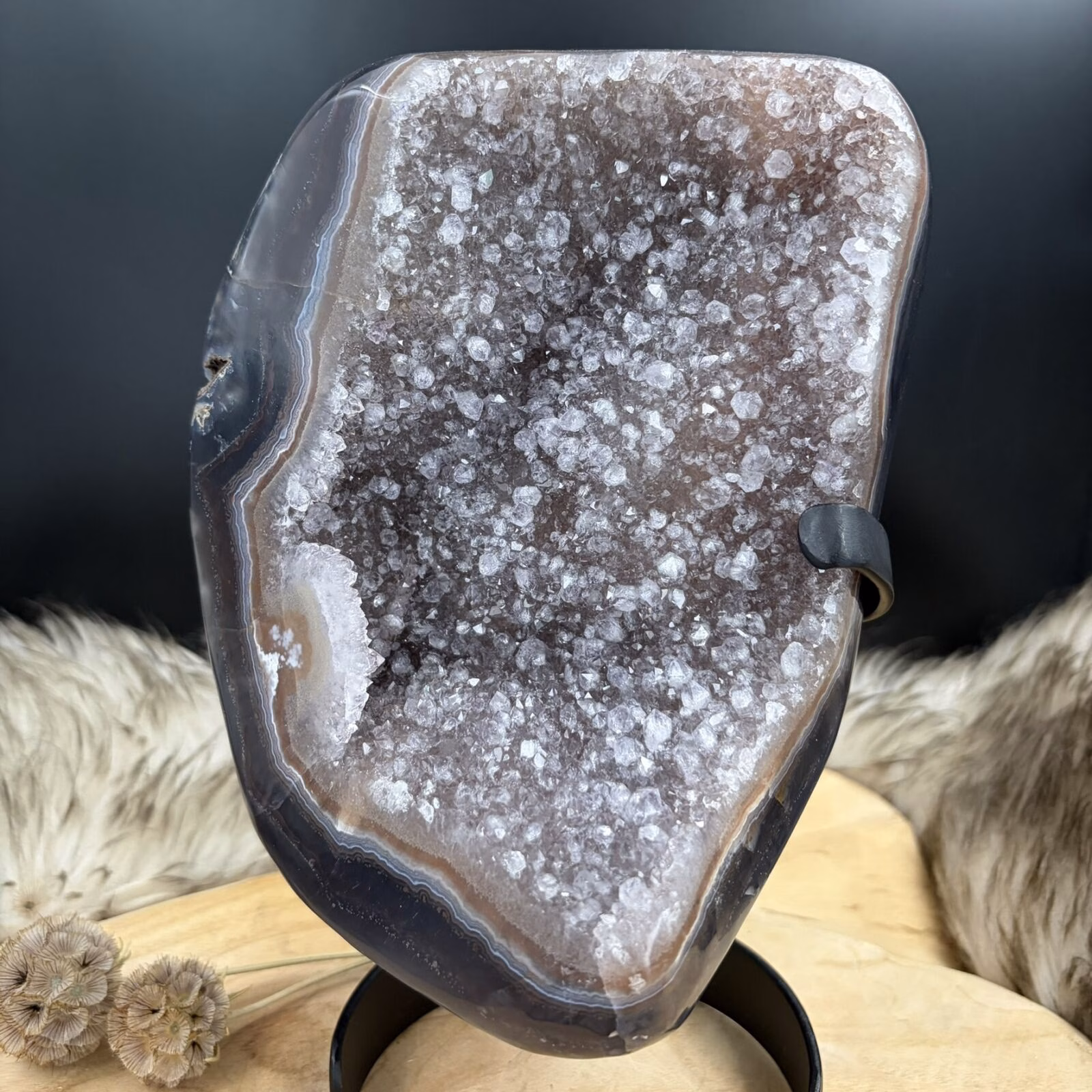 amethist geode close up paarse kristallen
