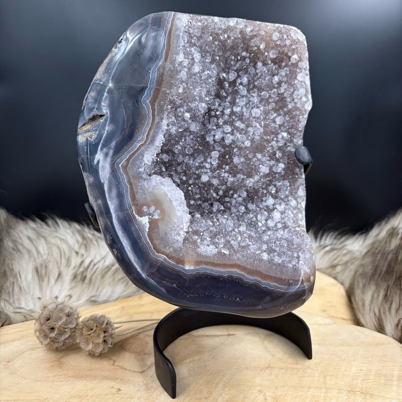 amethist geode op standaard 3150 gram, grote amethist geode met paarse kristallen,