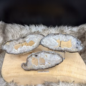 meerdere lichte agaatschijf met druzy uit dezelfde natuurlijke agaat geode