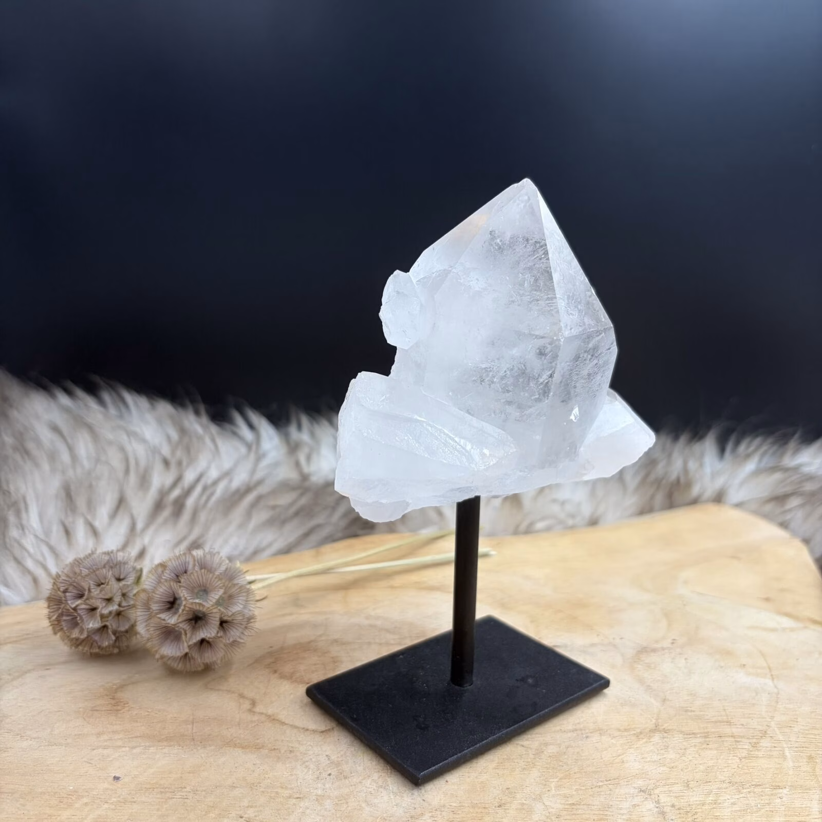 bergkristal op metalen standaard