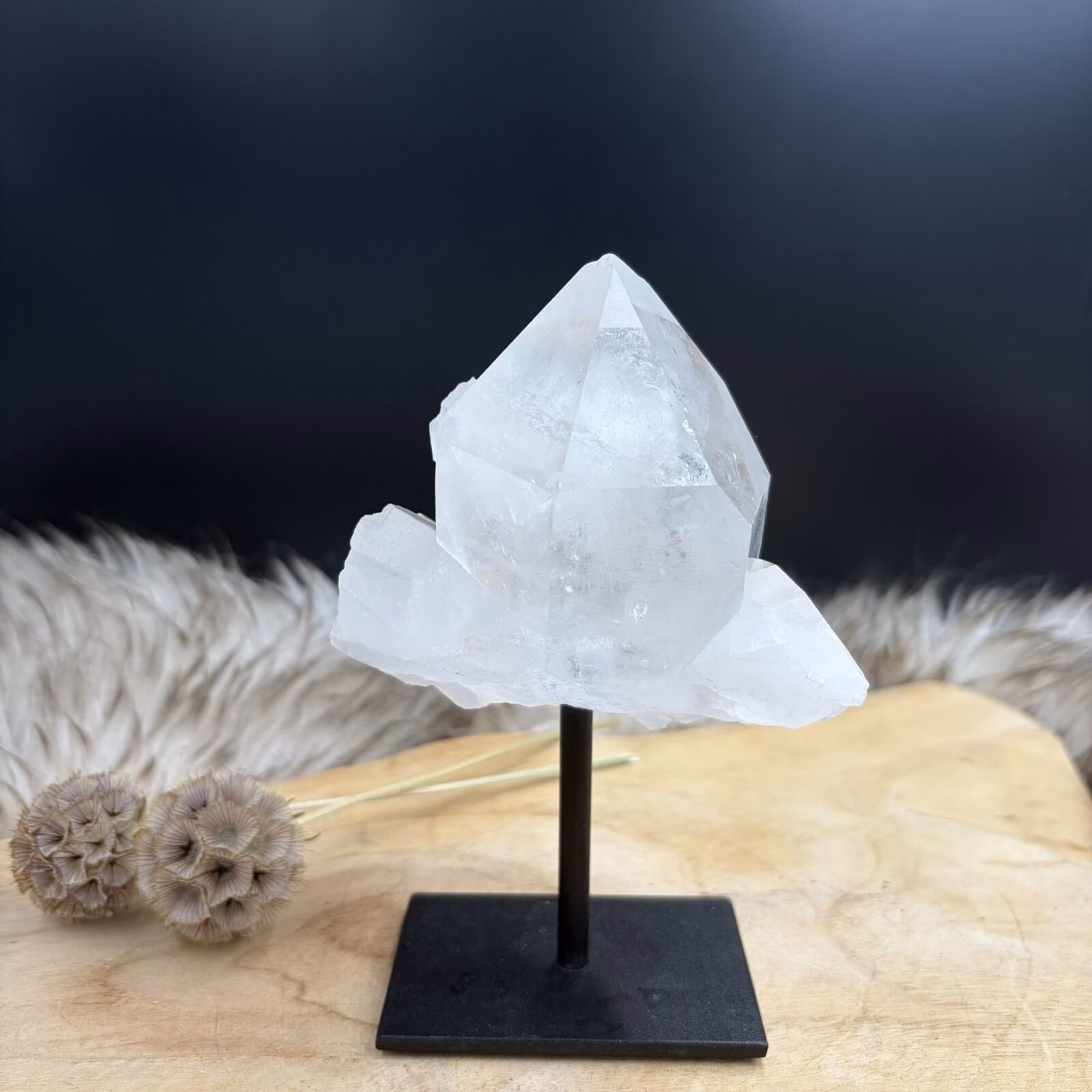 bergkristal op metalen standaard