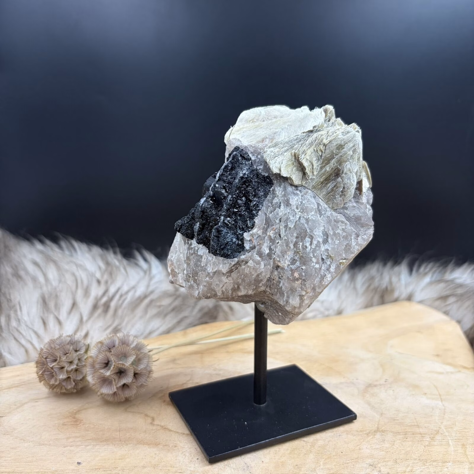 mica met zwarte toermalijn en kwarts exact exemplaar