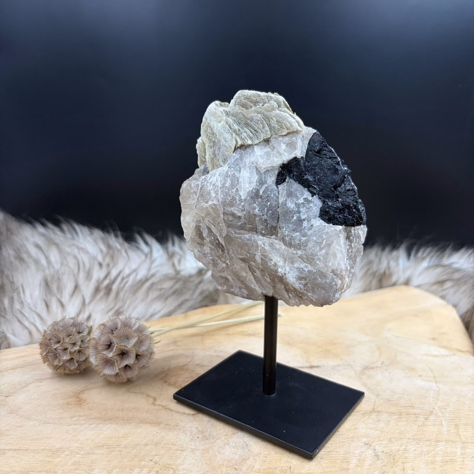 mica cluster met zwarte toermalijn en witte kwarts