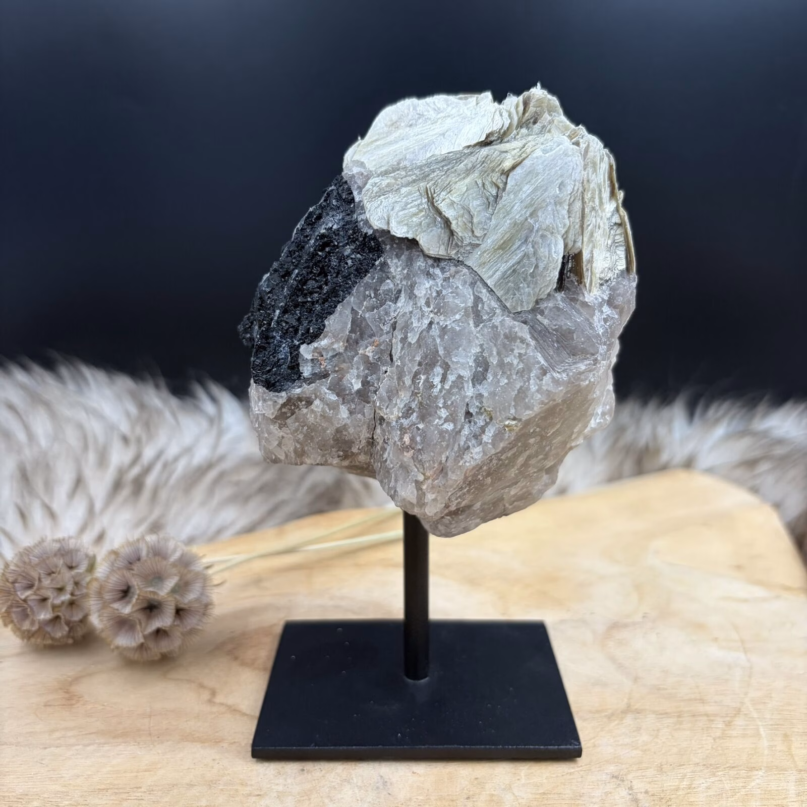 natuurlijke mica met zwarte toermalijnkristallen en kwarts