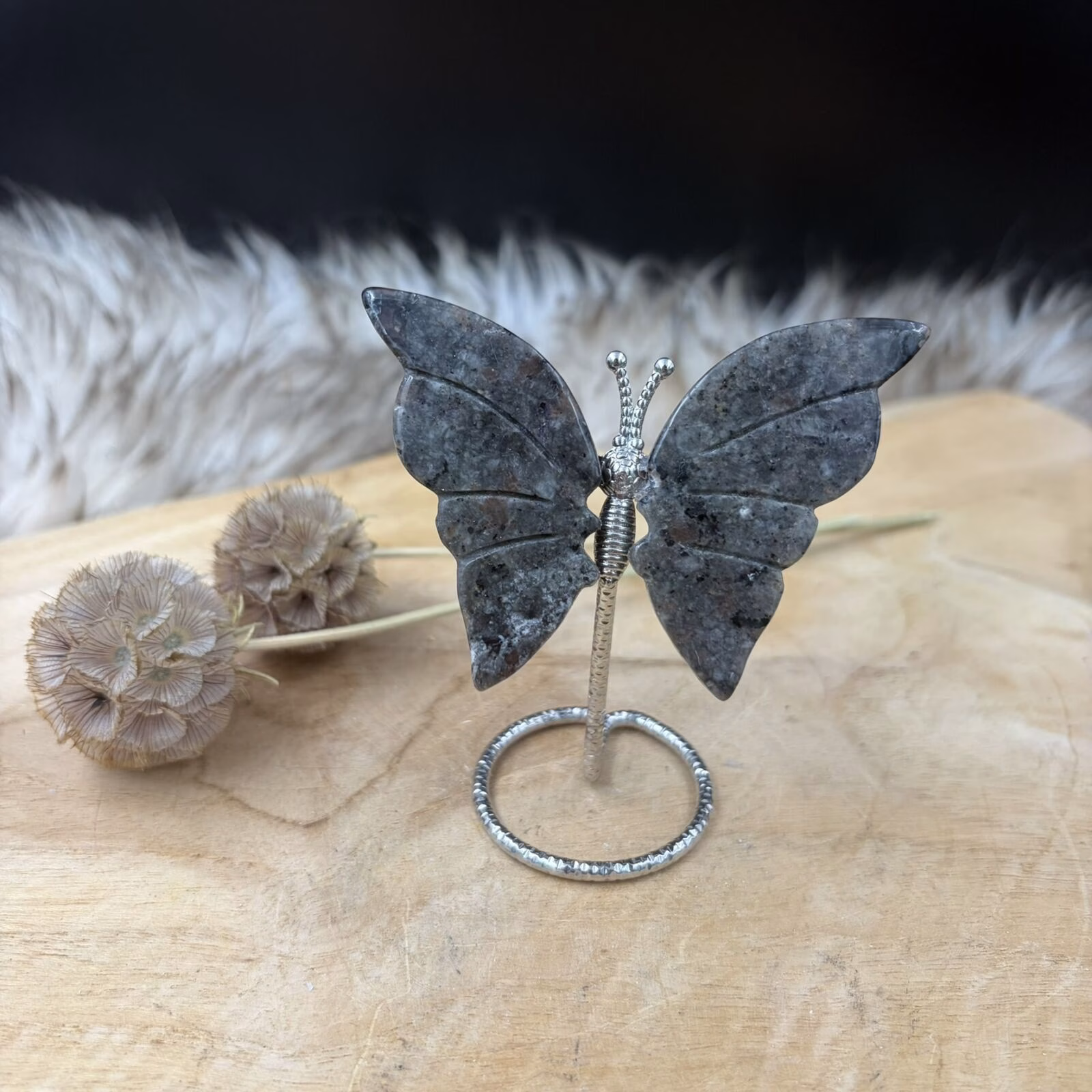 yooperlite vlinder op houten tafel