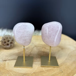 Rozenkwartsje op goudkleurige standaard met natuurlijke roze kleur