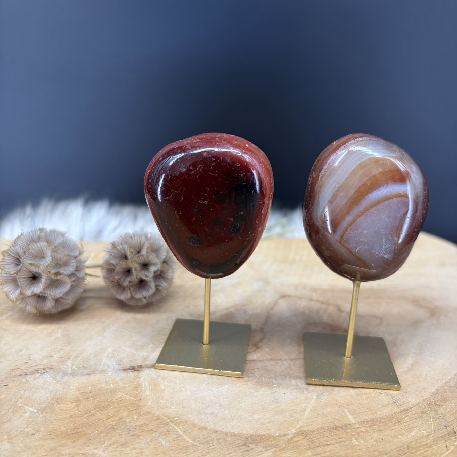 Carneool op standaard met natuurlijke oranje kleurverschillen