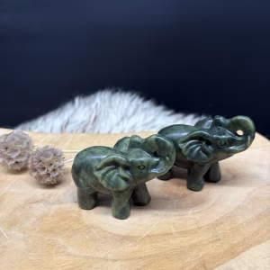 Groene Jade Olifant van nefriet met uitgesneden oren en slurf